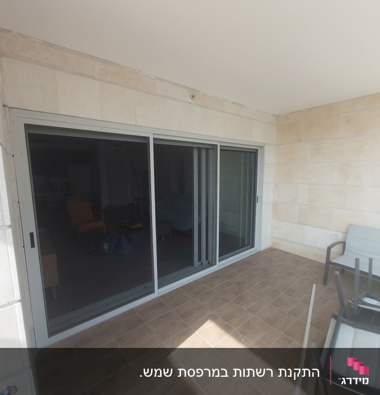 דלת הזזה מאלומיניום במרפסת מרוצפת